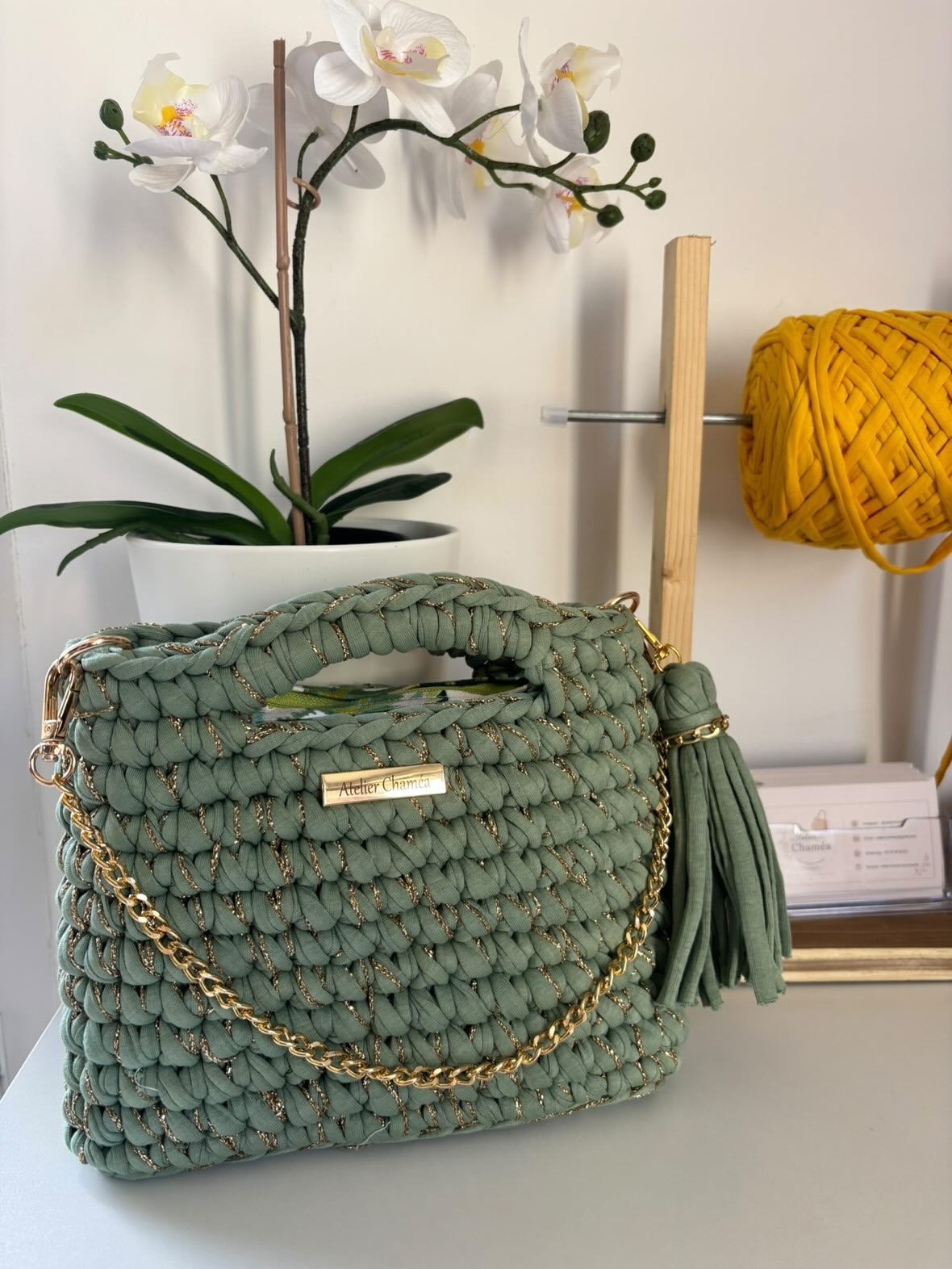 Sac Naya au crochet vert sauge avec chaîne dorée et pompon — Atelier Chaméa